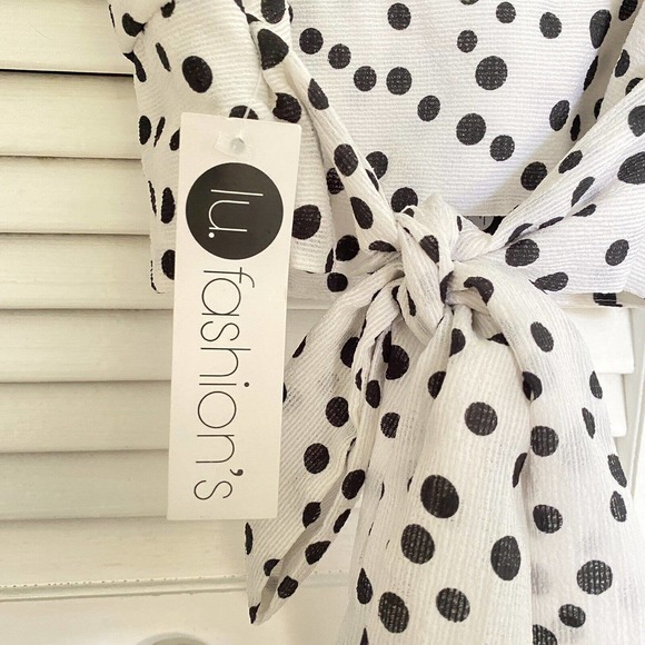 Black White Polka Dot Crop top Tie Back V Neck Medium Flutter Sleeve. NWT - Picture 7 of 9
